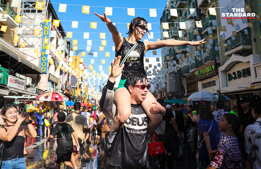 นักท่องเที่ยวชาวไทยและต่างชาติเล่นน้ำสงกรานต์อย่างสนุกสนานบนถนนข้าวสาร ท่ามกลางบรรยากาศคึกคักและเสียงดนตรี 20