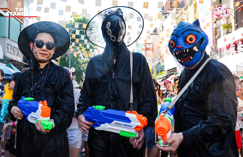 นักท่องเที่ยวชาวไทยและต่างชาติเล่นน้ำสงกรานต์อย่างสนุกสนานบนถนนข้าวสาร ท่ามกลางบรรยากาศคึกคักและเสียงดนตรี 21