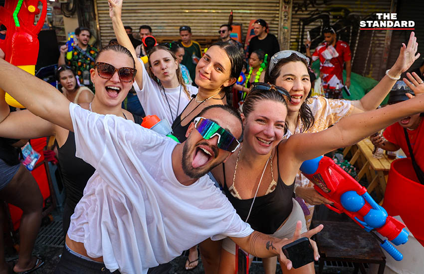 นักท่องเที่ยวชาวไทยและต่างชาติเล่นน้ำสงกรานต์อย่างสนุกสนานบนถนนข้าวสาร ท่ามกลางบรรยากาศคึกคักและเสียงดนตรี 22