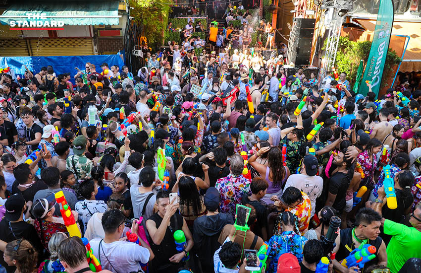 นักท่องเที่ยวชาวไทยและต่างชาติเล่นน้ำสงกรานต์อย่างสนุกสนานบนถนนข้าวสาร ท่ามกลางบรรยากาศคึกคักและเสียงดนตรี 23