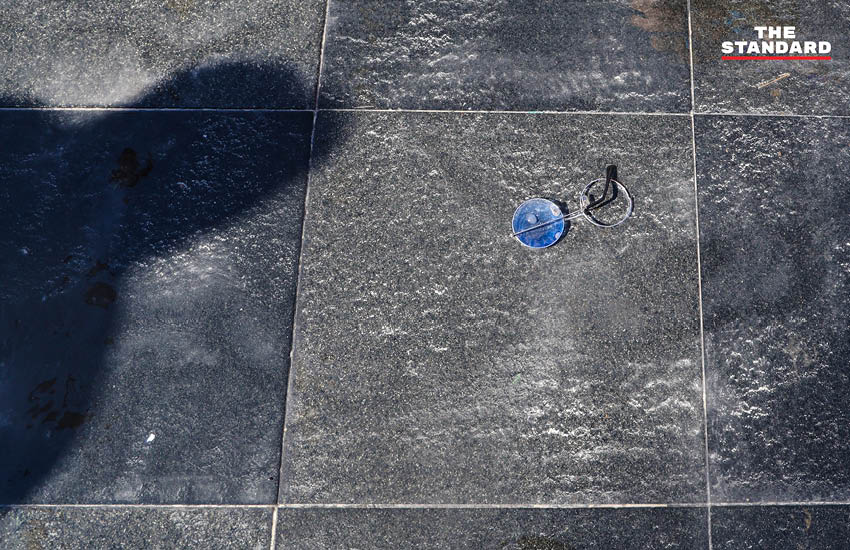 นักท่องเที่ยวชาวไทยและต่างชาติเล่นน้ำสงกรานต์อย่างสนุกสนานบนถนนข้าวสาร ท่ามกลางบรรยากาศคึกคักและเสียงดนตรี 24