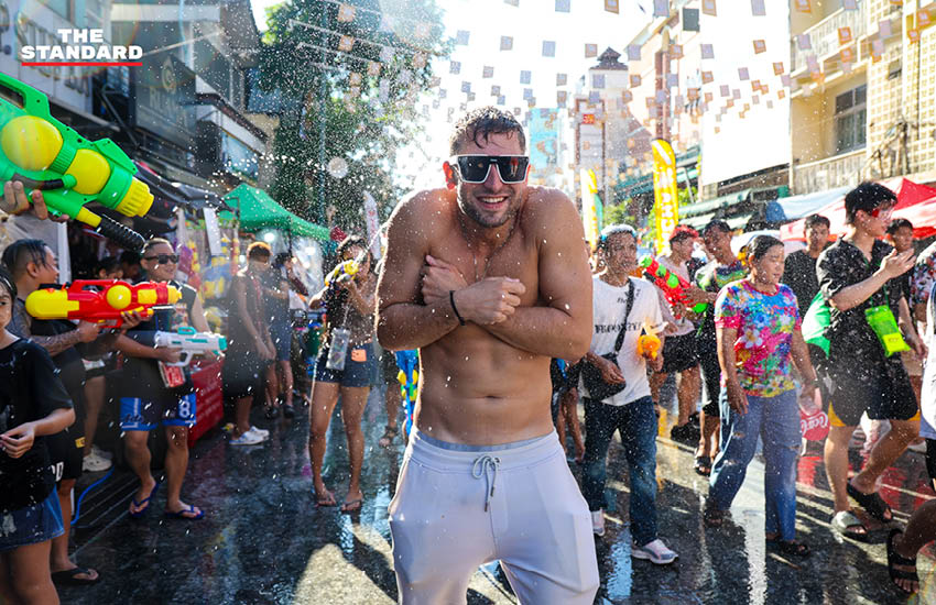 นักท่องเที่ยวชาวไทยและต่างชาติเล่นน้ำสงกรานต์อย่างสนุกสนานบนถนนข้าวสาร ท่ามกลางบรรยากาศคึกคักและเสียงดนตรี 3