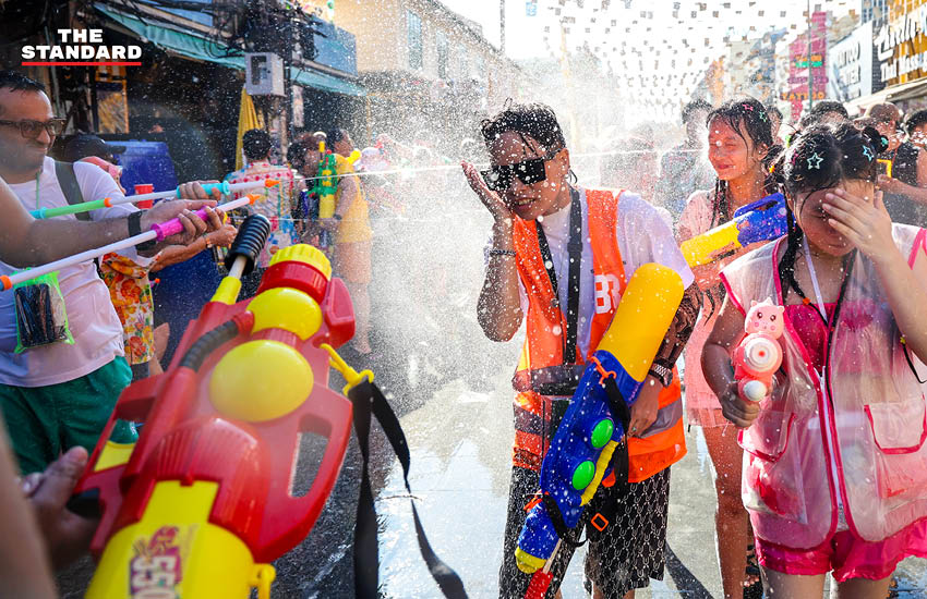 นักท่องเที่ยวชาวไทยและต่างชาติเล่นน้ำสงกรานต์อย่างสนุกสนานบนถนนข้าวสาร ท่ามกลางบรรยากาศคึกคักและเสียงดนตรี 4