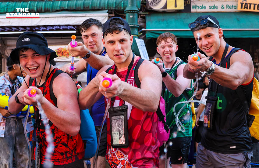 นักท่องเที่ยวชาวไทยและต่างชาติเล่นน้ำสงกรานต์อย่างสนุกสนานบนถนนข้าวสาร ท่ามกลางบรรยากาศคึกคักและเสียงดนตรี 5