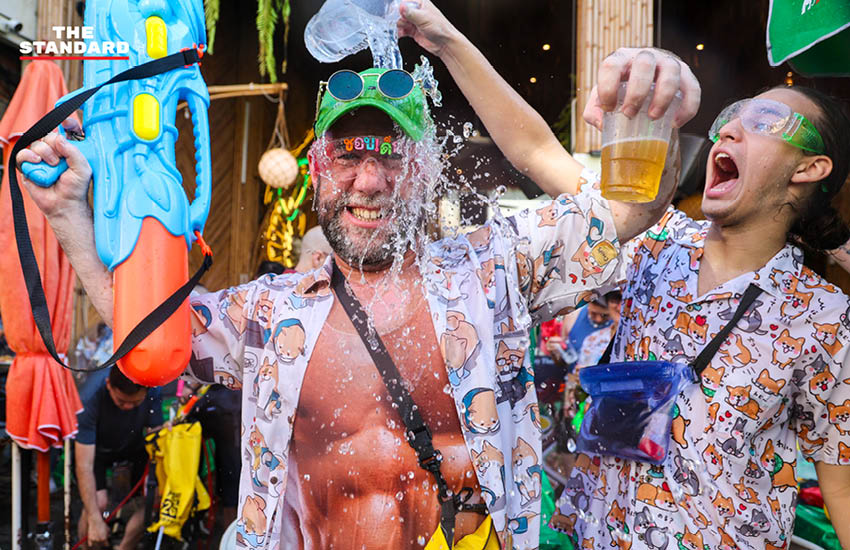 นักท่องเที่ยวชาวไทยและต่างชาติเล่นน้ำสงกรานต์อย่างสนุกสนานบนถนนข้าวสาร ท่ามกลางบรรยากาศคึกคักและเสียงดนตรี 6