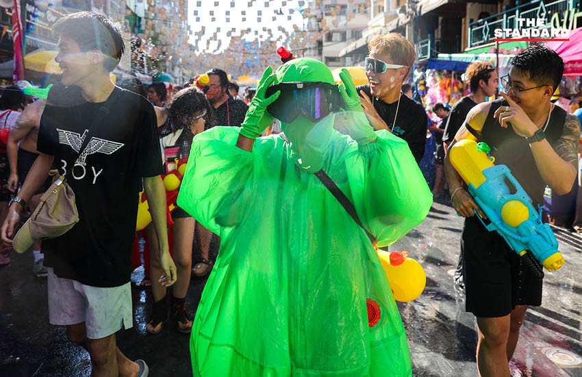 นักท่องเที่ยวชาวไทยและต่างชาติเล่นน้ำสงกรานต์อย่างสนุกสนานบนถนนข้าวสาร ท่ามกลางบรรยากาศคึกคักและเสียงดนตรี 7