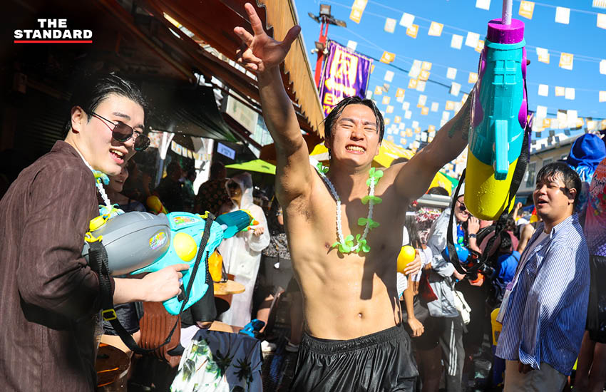 นักท่องเที่ยวชาวไทยและต่างชาติเล่นน้ำสงกรานต์อย่างสนุกสนานบนถนนข้าวสาร ท่ามกลางบรรยากาศคึกคักและเสียงดนตรี 8