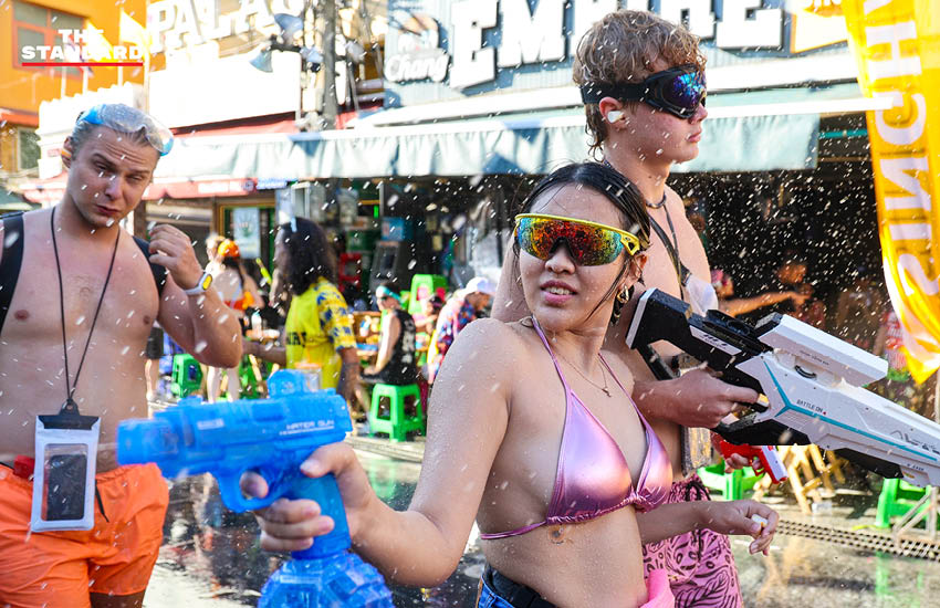 นักท่องเที่ยวชาวไทยและต่างชาติเล่นน้ำสงกรานต์อย่างสนุกสนานบนถนนข้าวสาร ท่ามกลางบรรยากาศคึกคักและเสียงดนตรี 9
