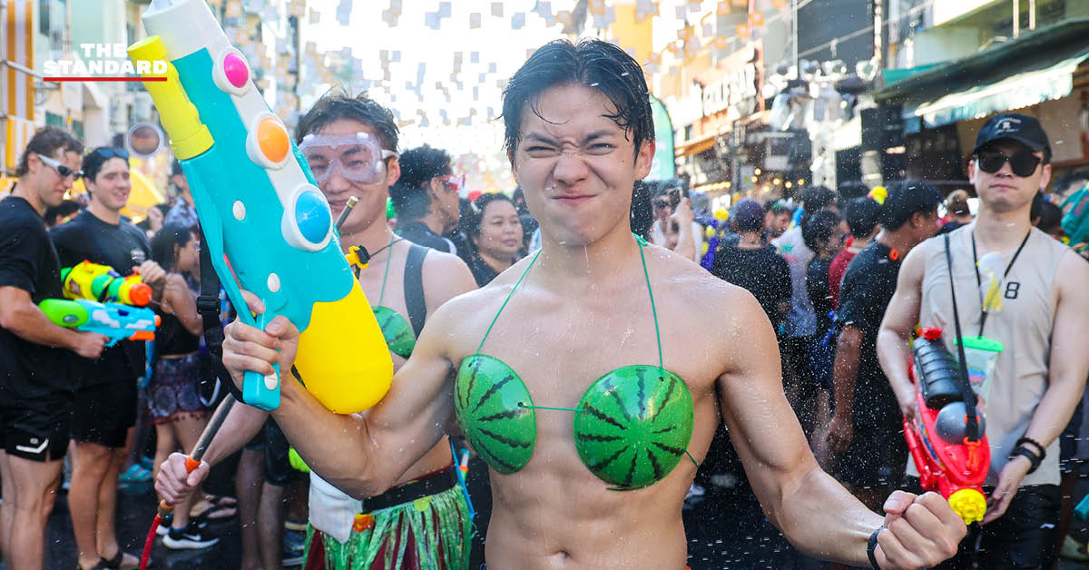 นักท่องเที่ยวชาวไทยและต่างชาติเล่นน้ำสงกรานต์อย่างสนุกสนานบนถนนข้าวสาร ท่ามกลางบรรยากาศคึกคักและเสียงดนตรี