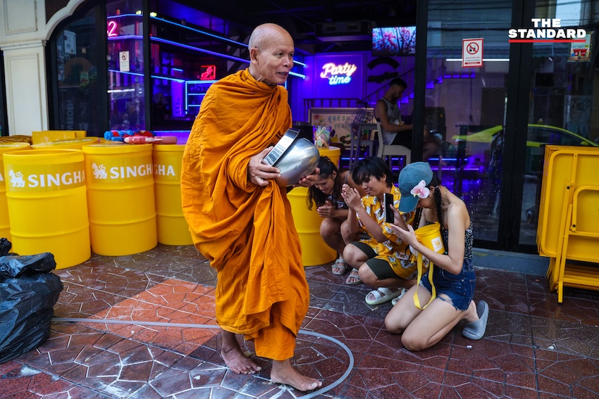 ภาพบรรยากาศถนนข้าวสารเช้าตรู่ หลังเทศกาลสงกรานต์ ที่มีพระสงฆ์บิณฑบาต สวนทางนักท่องเที่ยวและเจ้าหน้าที่ทำความสะอาด 1