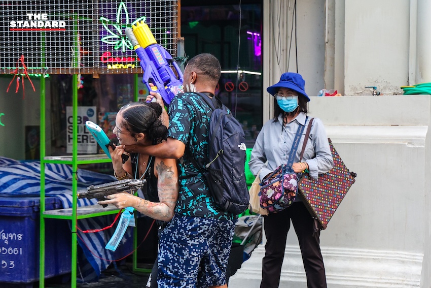 ภาพบรรยากาศถนนข้าวสารเช้าตรู่ หลังเทศกาลสงกรานต์ ที่มีพระสงฆ์บิณฑบาต สวนทางนักท่องเที่ยวและเจ้าหน้าที่ทำความสะอาด 10