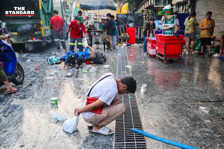 ภาพบรรยากาศถนนข้าวสารเช้าตรู่ หลังเทศกาลสงกรานต์ ที่มีพระสงฆ์บิณฑบาต สวนทางนักท่องเที่ยวและเจ้าหน้าที่ทำความสะอาด 11