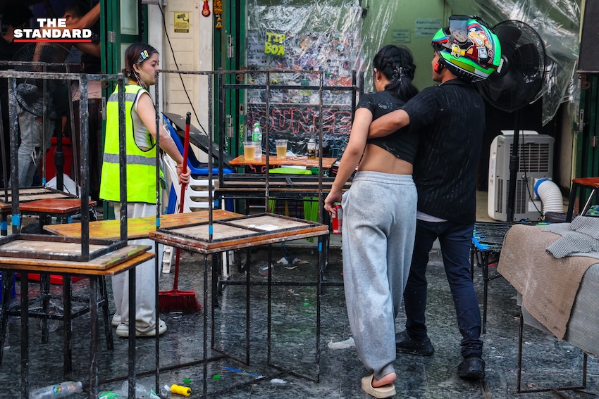 ภาพบรรยากาศถนนข้าวสารเช้าตรู่ หลังเทศกาลสงกรานต์ ที่มีพระสงฆ์บิณฑบาต สวนทางนักท่องเที่ยวและเจ้าหน้าที่ทำความสะอาด 12