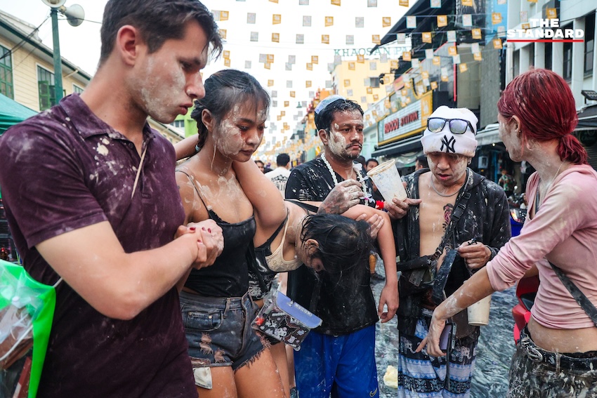 ภาพบรรยากาศถนนข้าวสารเช้าตรู่ หลังเทศกาลสงกรานต์ ที่มีพระสงฆ์บิณฑบาต สวนทางนักท่องเที่ยวและเจ้าหน้าที่ทำความสะอาด 13