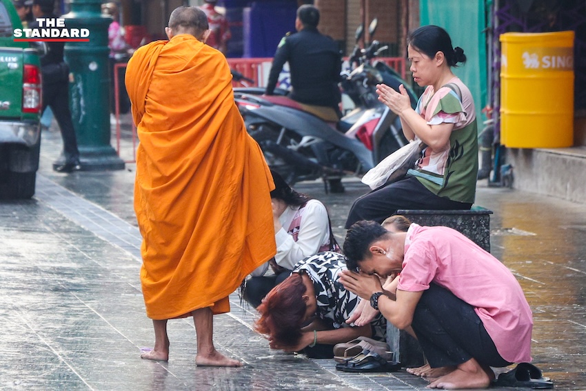 ภาพบรรยากาศถนนข้าวสารเช้าตรู่ หลังเทศกาลสงกรานต์ ที่มีพระสงฆ์บิณฑบาต สวนทางนักท่องเที่ยวและเจ้าหน้าที่ทำความสะอาด 15