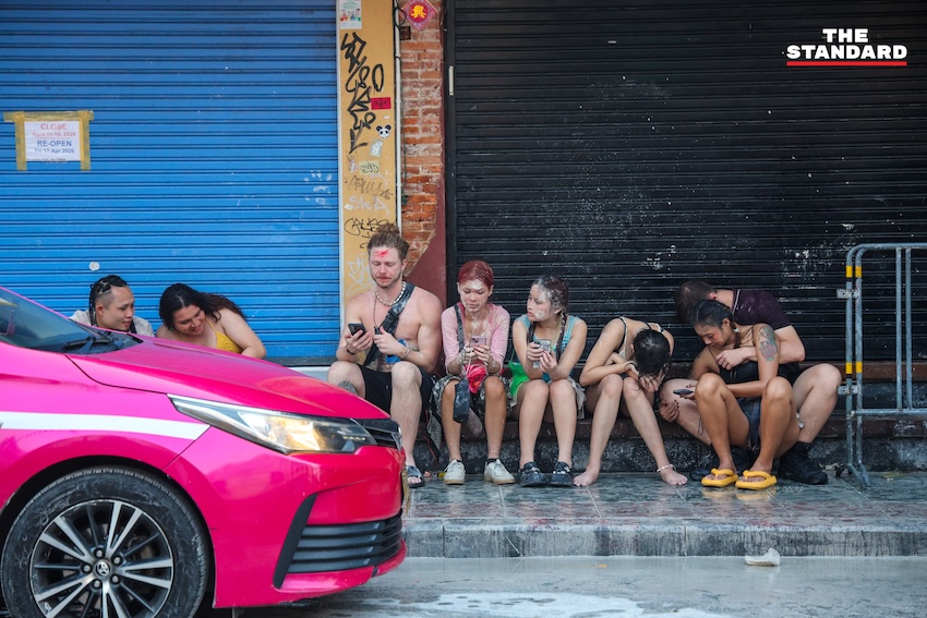 ภาพบรรยากาศถนนข้าวสารเช้าตรู่ หลังเทศกาลสงกรานต์ ที่มีพระสงฆ์บิณฑบาต สวนทางนักท่องเที่ยวและเจ้าหน้าที่ทำความสะอาด 16