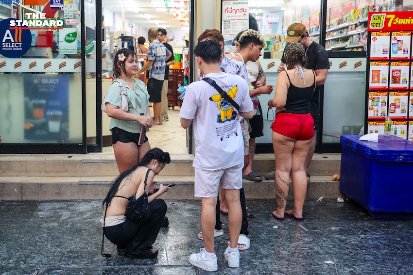 ภาพบรรยากาศถนนข้าวสารเช้าตรู่ หลังเทศกาลสงกรานต์ ที่มีพระสงฆ์บิณฑบาต สวนทางนักท่องเที่ยวและเจ้าหน้าที่ทำความสะอาด 17