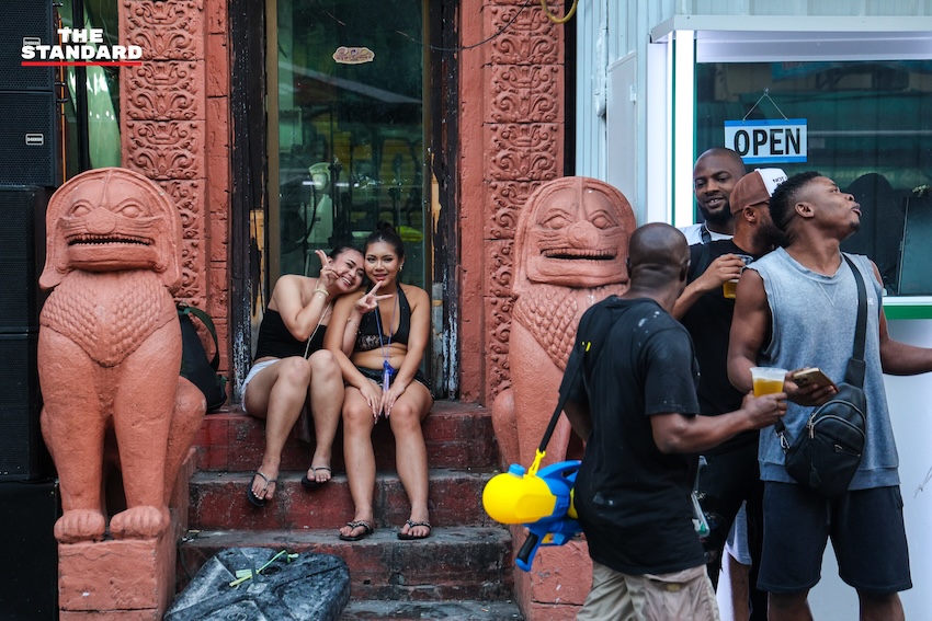 ภาพบรรยากาศถนนข้าวสารเช้าตรู่ หลังเทศกาลสงกรานต์ ที่มีพระสงฆ์บิณฑบาต สวนทางนักท่องเที่ยวและเจ้าหน้าที่ทำความสะอาด 18