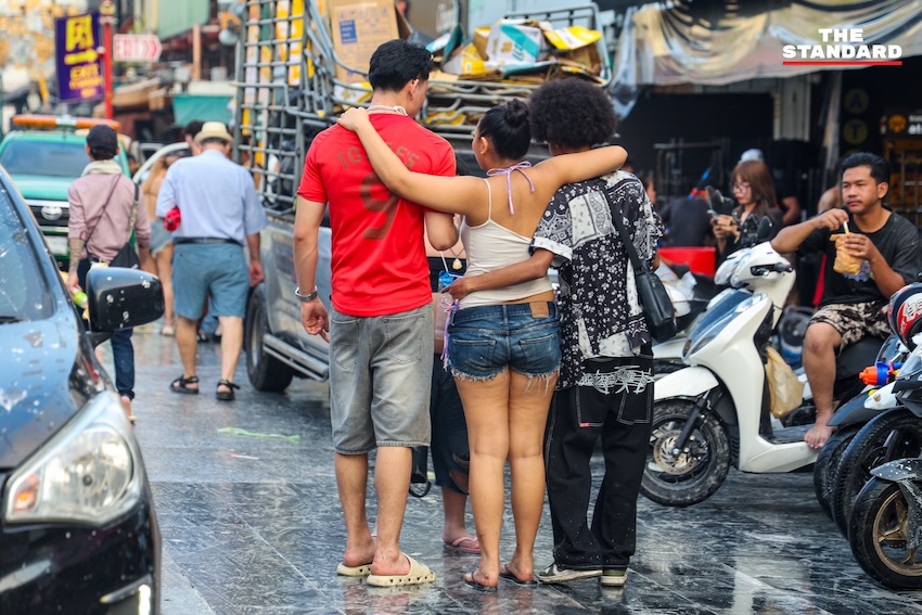 ภาพบรรยากาศถนนข้าวสารเช้าตรู่ หลังเทศกาลสงกรานต์ ที่มีพระสงฆ์บิณฑบาต สวนทางนักท่องเที่ยวและเจ้าหน้าที่ทำความสะอาด 19