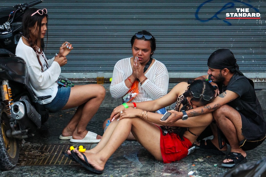 ภาพบรรยากาศถนนข้าวสารเช้าตรู่ หลังเทศกาลสงกรานต์ ที่มีพระสงฆ์บิณฑบาต สวนทางนักท่องเที่ยวและเจ้าหน้าที่ทำความสะอาด 2