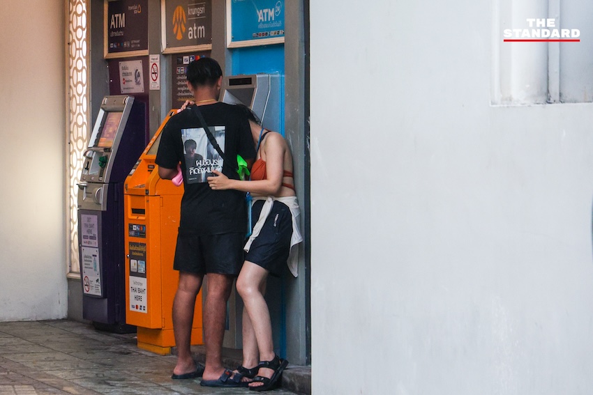 ภาพบรรยากาศถนนข้าวสารเช้าตรู่ หลังเทศกาลสงกรานต์ ที่มีพระสงฆ์บิณฑบาต สวนทางนักท่องเที่ยวและเจ้าหน้าที่ทำความสะอาด 21