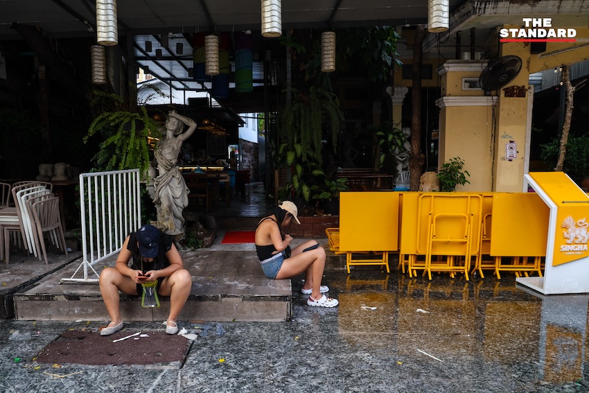 ภาพบรรยากาศถนนข้าวสารเช้าตรู่ หลังเทศกาลสงกรานต์ ที่มีพระสงฆ์บิณฑบาต สวนทางนักท่องเที่ยวและเจ้าหน้าที่ทำความสะอาด 22