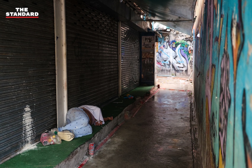 ภาพบรรยากาศถนนข้าวสารเช้าตรู่ หลังเทศกาลสงกรานต์ ที่มีพระสงฆ์บิณฑบาต สวนทางนักท่องเที่ยวและเจ้าหน้าที่ทำความสะอาด 23