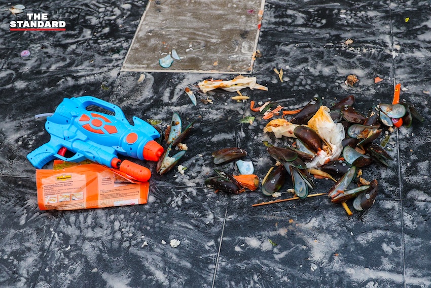 ภาพบรรยากาศถนนข้าวสารเช้าตรู่ หลังเทศกาลสงกรานต์ ที่มีพระสงฆ์บิณฑบาต สวนทางนักท่องเที่ยวและเจ้าหน้าที่ทำความสะอาด 24