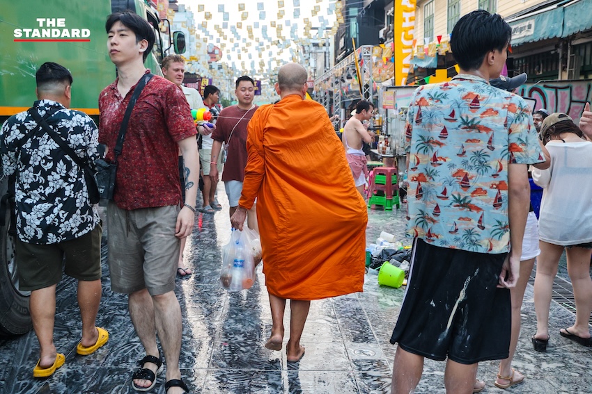 ภาพบรรยากาศถนนข้าวสารเช้าตรู่ หลังเทศกาลสงกรานต์ ที่มีพระสงฆ์บิณฑบาต สวนทางนักท่องเที่ยวและเจ้าหน้าที่ทำความสะอาด 25