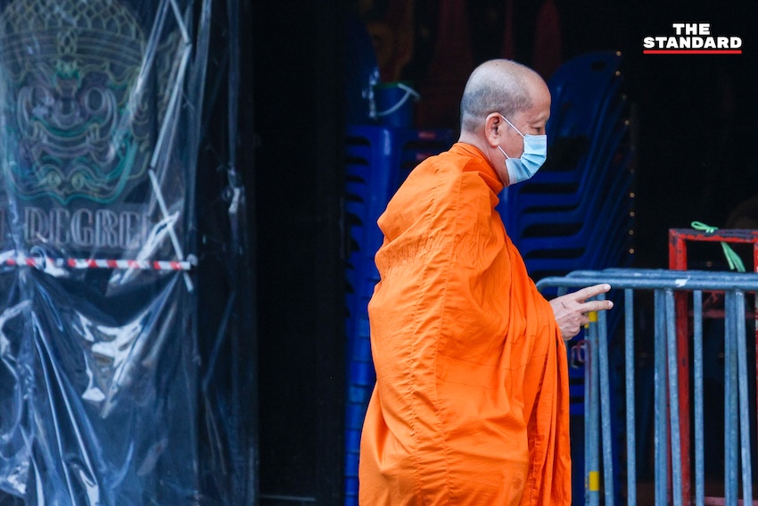 ภาพบรรยากาศถนนข้าวสารเช้าตรู่ หลังเทศกาลสงกรานต์ ที่มีพระสงฆ์บิณฑบาต สวนทางนักท่องเที่ยวและเจ้าหน้าที่ทำความสะอาด 26