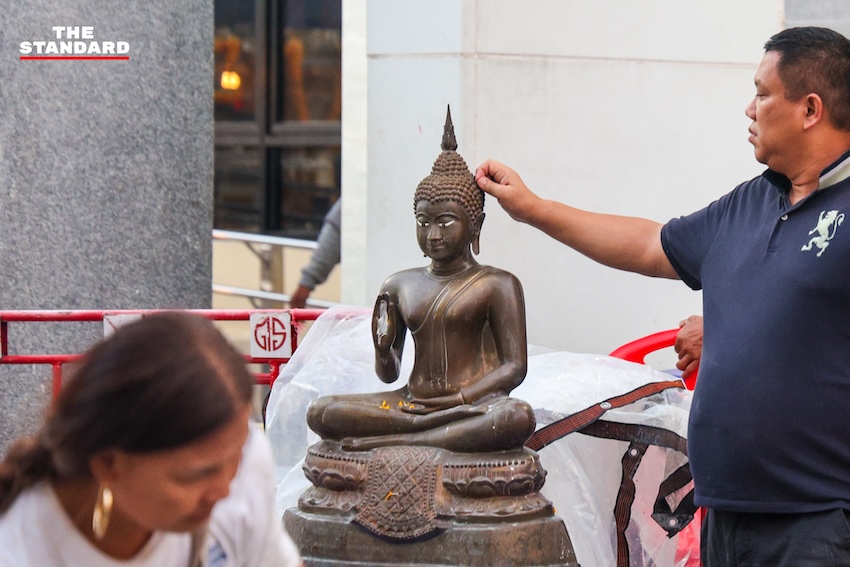ภาพบรรยากาศถนนข้าวสารเช้าตรู่ หลังเทศกาลสงกรานต์ ที่มีพระสงฆ์บิณฑบาต สวนทางนักท่องเที่ยวและเจ้าหน้าที่ทำความสะอาด 3