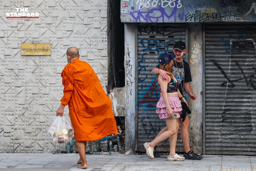 ภาพบรรยากาศถนนข้าวสารเช้าตรู่ หลังเทศกาลสงกรานต์ ที่มีพระสงฆ์บิณฑบาต สวนทางนักท่องเที่ยวและเจ้าหน้าที่ทำความสะอาด 5