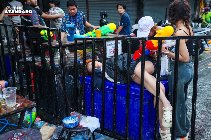 ภาพบรรยากาศถนนข้าวสารเช้าตรู่ หลังเทศกาลสงกรานต์ ที่มีพระสงฆ์บิณฑบาต สวนทางนักท่องเที่ยวและเจ้าหน้าที่ทำความสะอาด 6