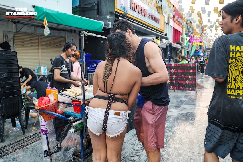 ภาพบรรยากาศถนนข้าวสารเช้าตรู่ หลังเทศกาลสงกรานต์ ที่มีพระสงฆ์บิณฑบาต สวนทางนักท่องเที่ยวและเจ้าหน้าที่ทำความสะอาด 7
