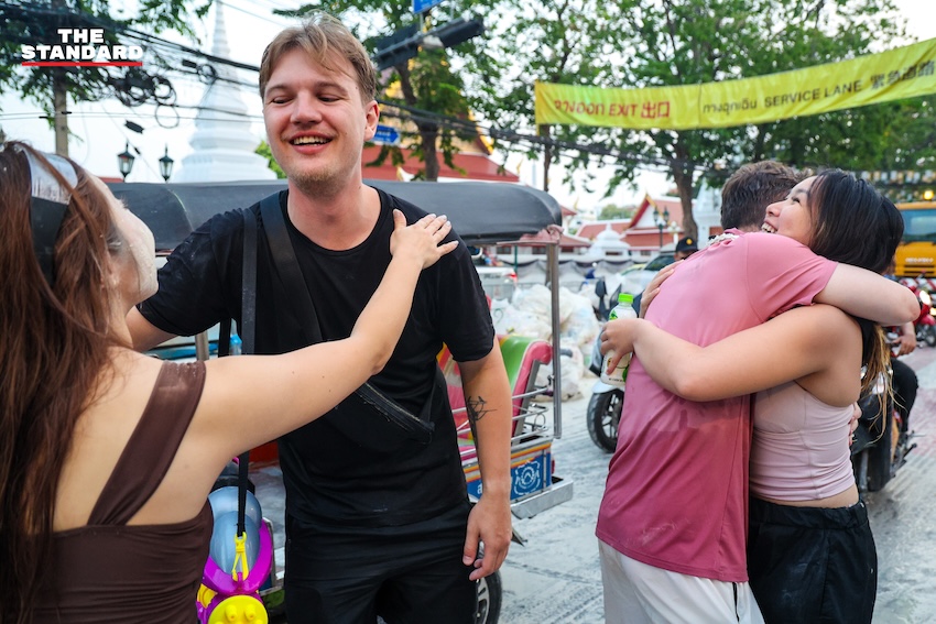 ภาพบรรยากาศถนนข้าวสารเช้าตรู่ หลังเทศกาลสงกรานต์ ที่มีพระสงฆ์บิณฑบาต สวนทางนักท่องเที่ยวและเจ้าหน้าที่ทำความสะอาด 9