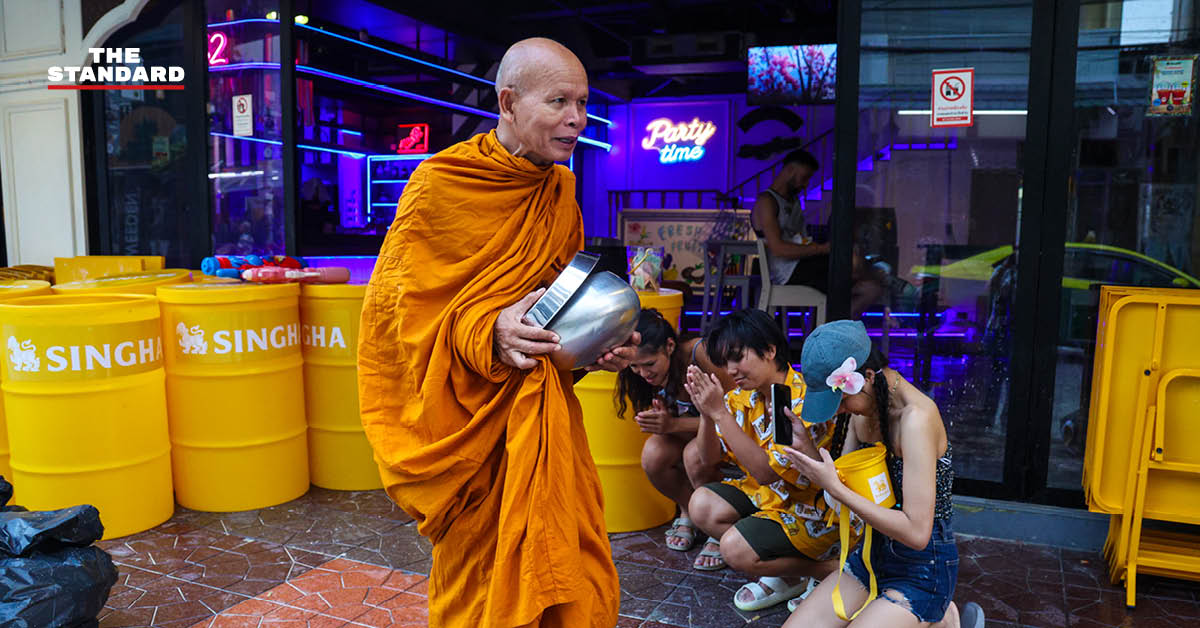 ภาพบรรยากาศถนนข้าวสารเช้าตรู่ หลังเทศกาลสงกรานต์ ที่มีพระสงฆ์บิณฑบาต สวนทางนักท่องเที่ยวและเจ้าหน้าที่ทำความสะอาด