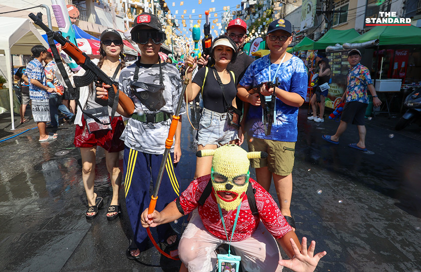 ภาพบรรยากาศงานสงกรานต์ที่ ถนนข้าวสาร คึกคักไปด้วย นักท่องเที่ยวต่างชาติ 10