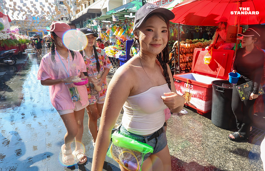 ภาพบรรยากาศงานสงกรานต์ที่ ถนนข้าวสาร คึกคักไปด้วย นักท่องเที่ยวต่างชาติ 13