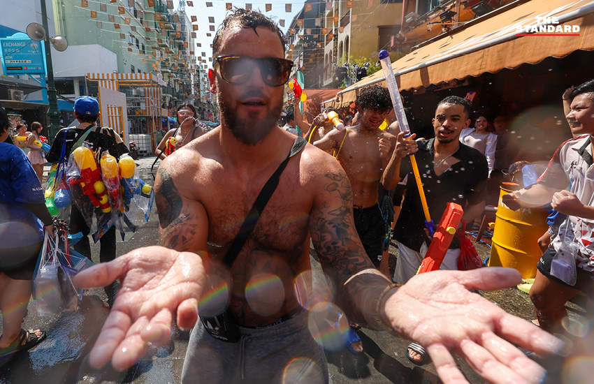 ภาพบรรยากาศงานสงกรานต์ที่ ถนนข้าวสาร คึกคักไปด้วย นักท่องเที่ยวต่างชาติ 15