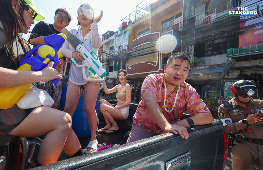 ภาพบรรยากาศงานสงกรานต์ที่ ถนนข้าวสาร คึกคักไปด้วย นักท่องเที่ยวต่างชาติ 16