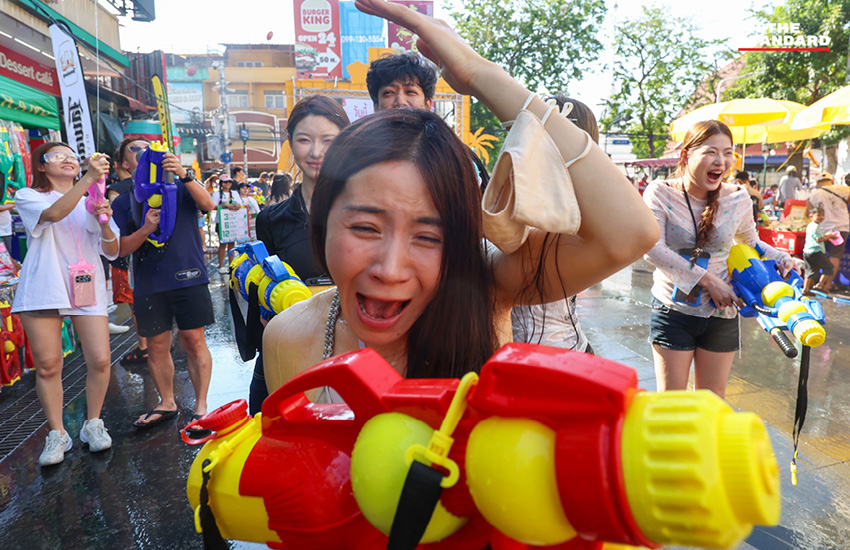 ภาพบรรยากาศงานสงกรานต์ที่ ถนนข้าวสาร คึกคักไปด้วย นักท่องเที่ยวต่างชาติ 17