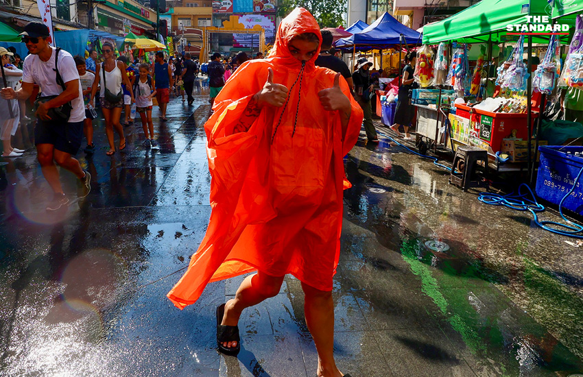 ภาพบรรยากาศงานสงกรานต์ที่ ถนนข้าวสาร คึกคักไปด้วย นักท่องเที่ยวต่างชาติ 19
