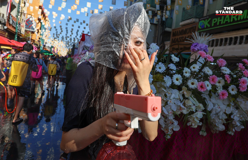 ภาพบรรยากาศงานสงกรานต์ที่ ถนนข้าวสาร คึกคักไปด้วย นักท่องเที่ยวต่างชาติ 2