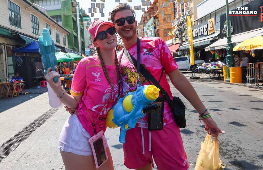 ภาพบรรยากาศงานสงกรานต์ที่ ถนนข้าวสาร คึกคักไปด้วย นักท่องเที่ยวต่างชาติ 20