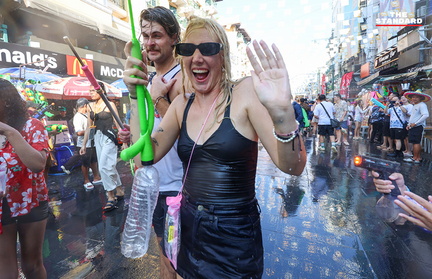 ภาพบรรยากาศงานสงกรานต์ที่ ถนนข้าวสาร คึกคักไปด้วย นักท่องเที่ยวต่างชาติ 21