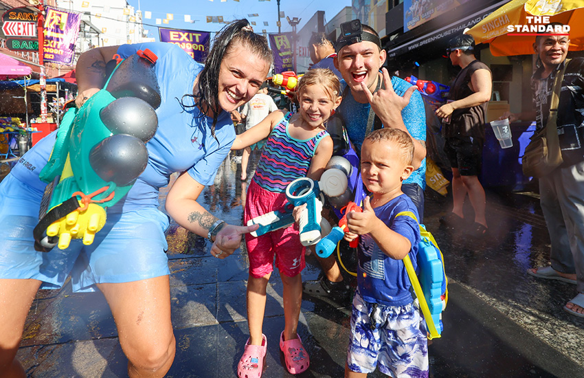 ภาพบรรยากาศงานสงกรานต์ที่ ถนนข้าวสาร คึกคักไปด้วย นักท่องเที่ยวต่างชาติ 24