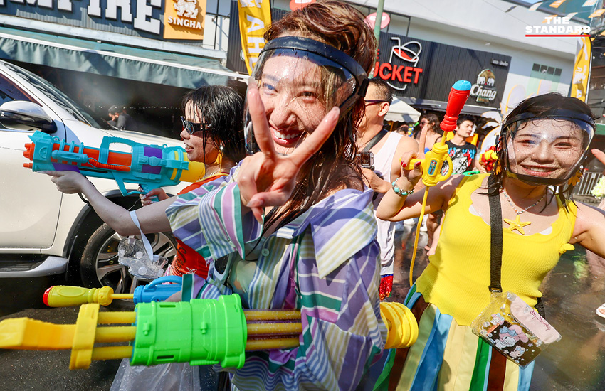 ภาพบรรยากาศงานสงกรานต์ที่ ถนนข้าวสาร คึกคักไปด้วย นักท่องเที่ยวต่างชาติ 5