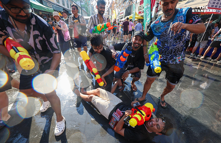 ภาพบรรยากาศงานสงกรานต์ที่ ถนนข้าวสาร คึกคักไปด้วย นักท่องเที่ยวต่างชาติ 6