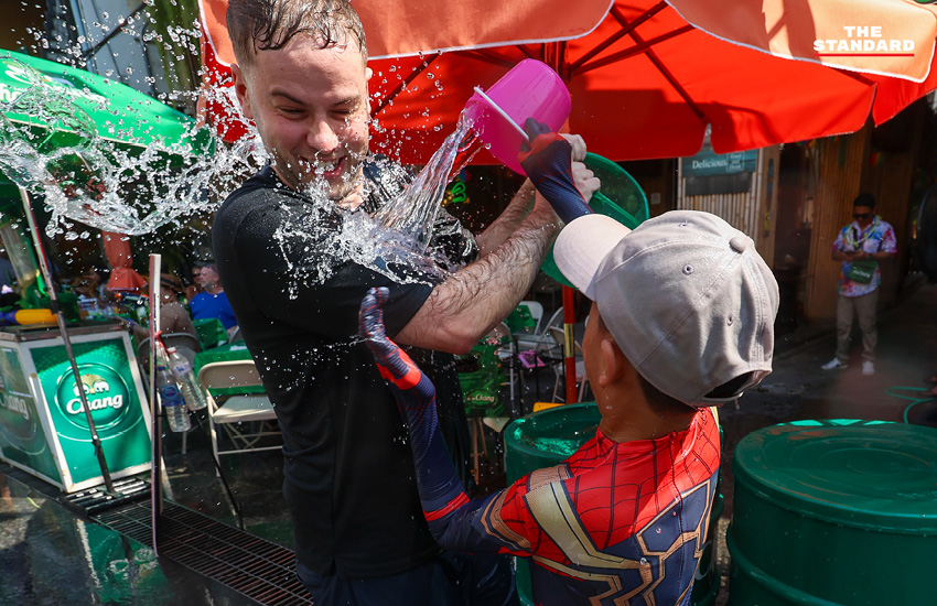 ภาพบรรยากาศงานสงกรานต์ที่ ถนนข้าวสาร คึกคักไปด้วย นักท่องเที่ยวต่างชาติ 7