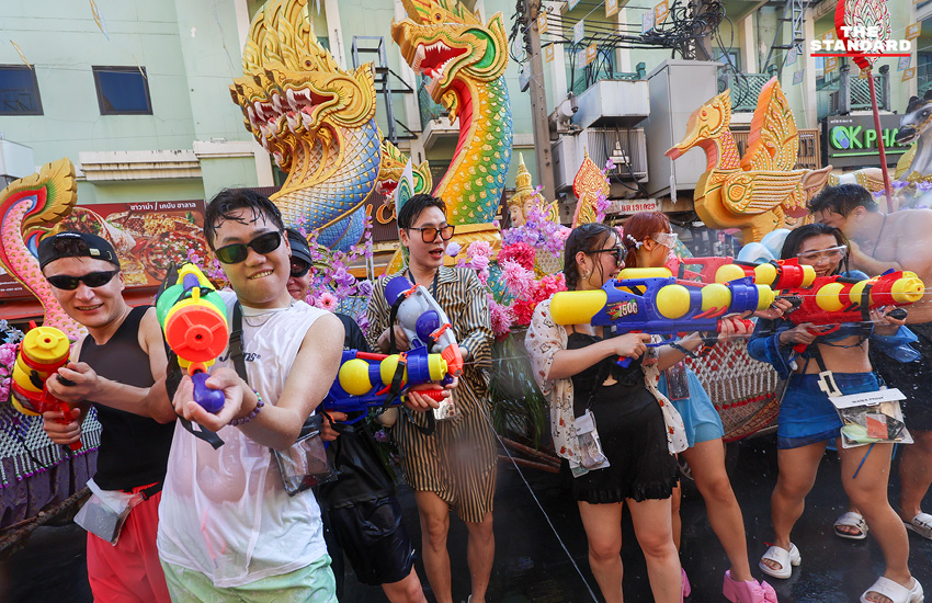 ภาพบรรยากาศงานสงกรานต์ที่ ถนนข้าวสาร คึกคักไปด้วย นักท่องเที่ยวต่างชาติ 8